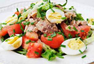 Салат из семги с помидорами и перепелиными яйцами