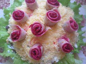 Салат из куриного филе с «розами» из блинов