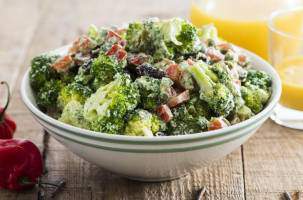 Салат из брокколи с творожным кремом