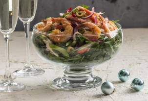 Салат из морепродуктов с зеленью
