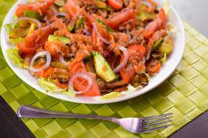 Салат с копченым лососем и овощами