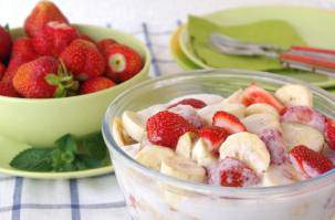 Детский салат с клубникой, бананом и йогуртом