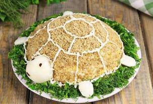 Слоеный салат с курицей и грецкими орехами «Черепашка»