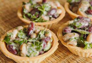 Салат с грибами и красной фасолью в тарталетках