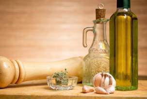 Чесночное масло с тимьяном и черным перцем