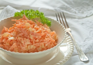 Салат из моркови с сыром и яйцами