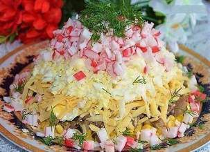 Слоеный салат с грибами и крабовыми палочками