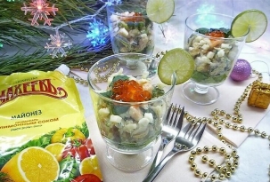 Салат-коктейль с креветками, авокадо и мини-кукурузой