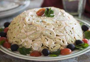 Салат с блинами, ветчиной и сыром