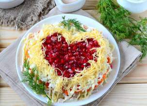 Слоеный салат с курицей в форме сердца