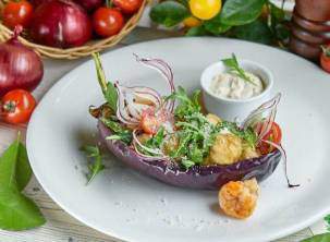 Теплый салат из креветок в баклажане