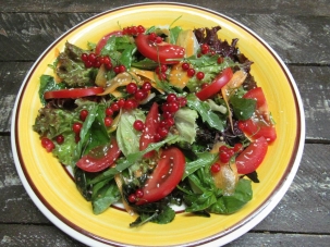 Зеленый салат с красной смородиной и помидором