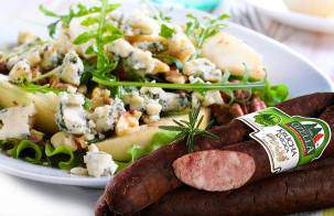 Салат с колбасой и карамелизованными орехами