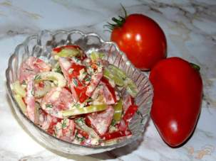 Пикантный салат из помидоров с твердым сыром