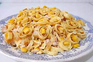 Салат с блинами и копченой курицей