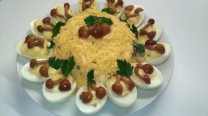 Салат-закуска из яиц с сыром и опятами