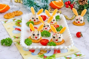 Салат «Кролики» с крабовыми палочками на крекерах