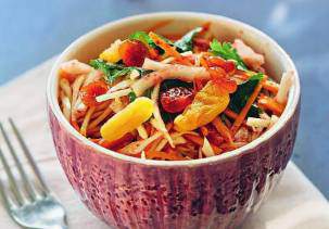 Ароматный салат из молодой капусты