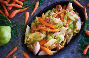 Салат из карамелизованной моркови с фруктами и луком