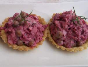 Селедочный салат со свёклой в песочных тарталетках