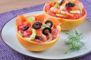 Салат с креветками, копченым лососем и грейпфрутом