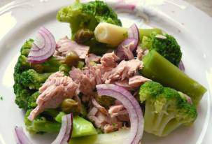 Салат с тунцом и брокколи