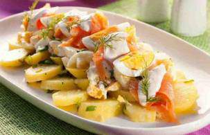 Яичный салат с копчёным лососем