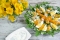 Салат с листьями одуванчика, яйцами и мандаринами