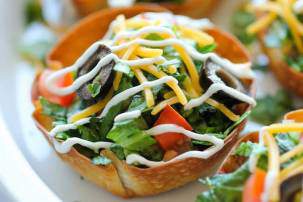 Овощной салат с фасолью в тарталетках