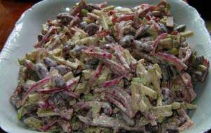 Салат из копченой колбасы с яблоками