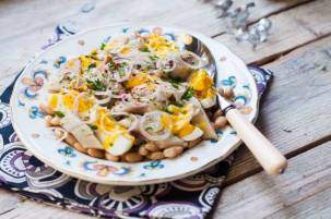 Салат из сельди с фасолью и яйцами