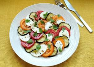 Салат «Капрезе» с баклажаном