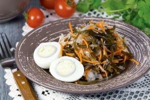 Салат из морской капусты с морковью и луком