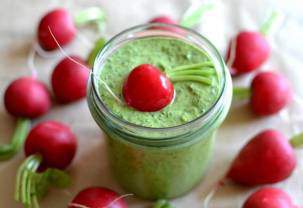 Веганский соус песто с листьями редиса