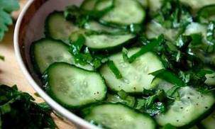 Салат из свежих огурцов