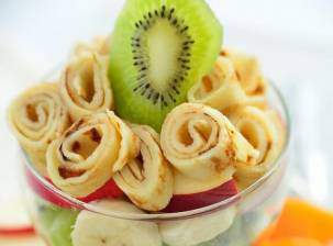 Фруктовый салат с блинами