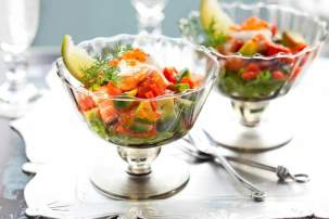 Коктейль-салат для романтического ужина с клубникой, креветками и авокадо