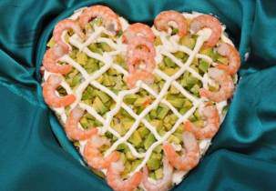 Салат «Валентинка» с креветками и авокадо