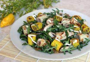 Салат с разноцветными блинами и курицей