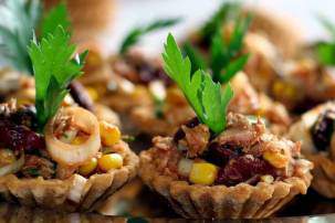 Мексиканский салат с тунцом в тарталетках