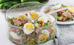 Салат из тунца с яйцами и овощами