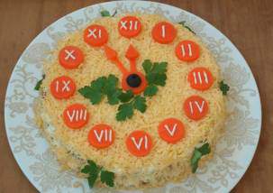 Салат «Новогодние часы» с курицей и шампиньонами