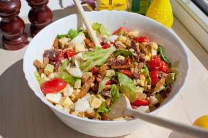 Летний салат с колбасой