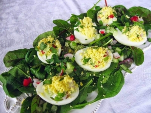 Весенний салат с яйцами, молодой зеленью и редиской