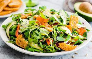 Летний салат с лососем и авокадо