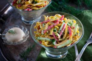 Салат из яичных блинов с салями и огурцами