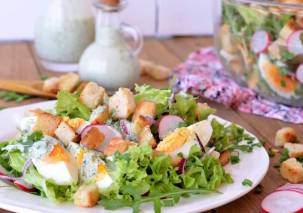 Салат с редисом, яйцами и заправкой из рукколы