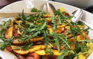Салат с семгой, рукколой и манго под медово-бальзамическим соусом