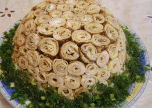 Салат с блинами и курицей «Розы для любимого»