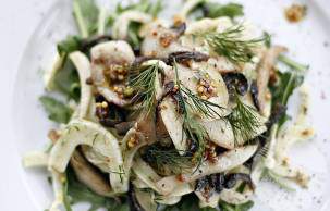 Легкий салат с морской каракатицей и фенхелем